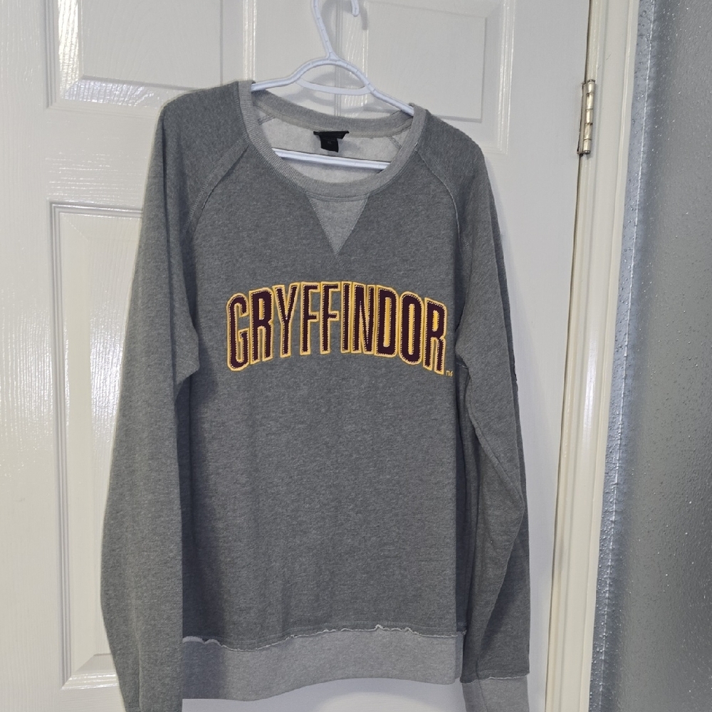 Universal Gray Crewneck Sweater with Ribbed Cuffs 1080